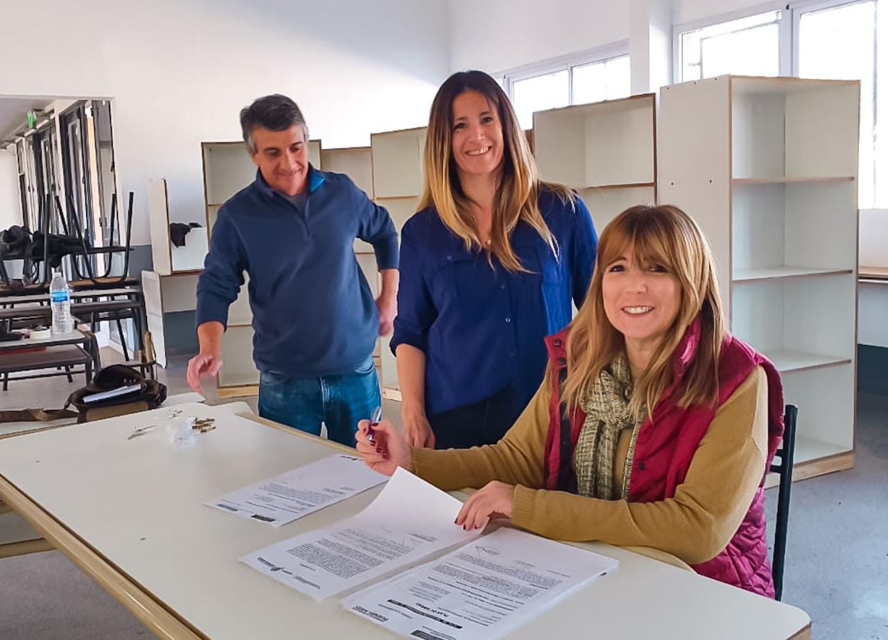La titular del Consejo Escolar, Nelda García firmó la recepción de las instalaciones de la escuela secundaria N° 14