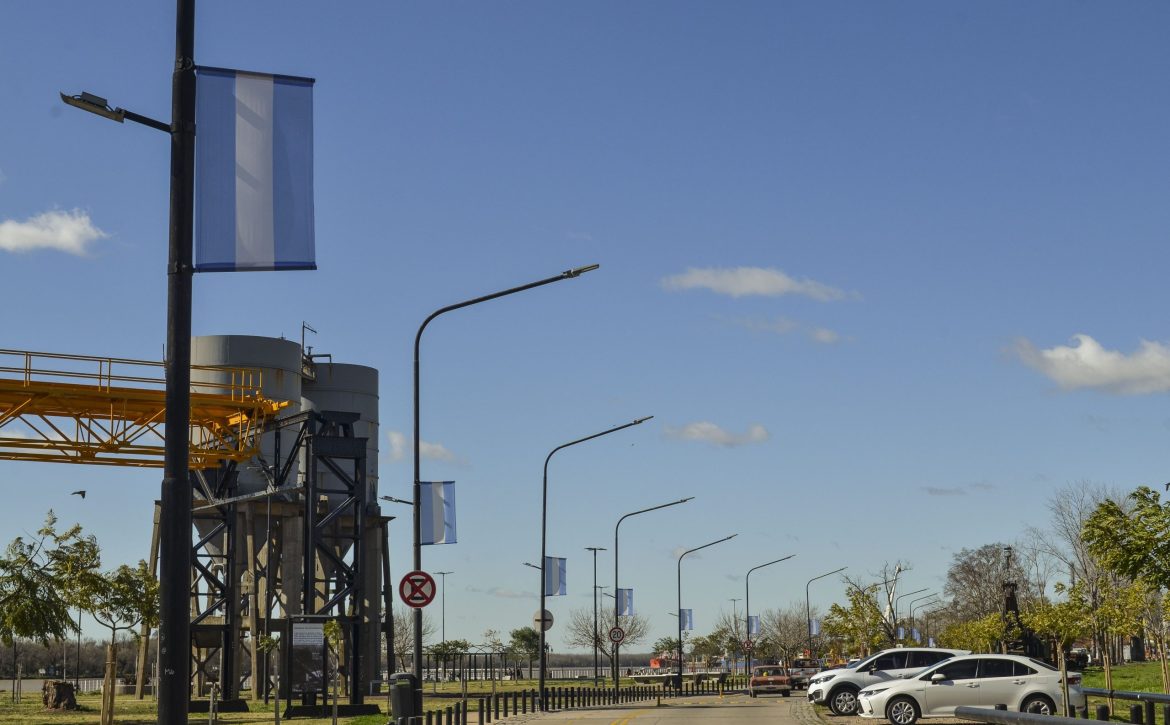 Se renovaron las banderas argentinas en toda la extensión de la calle Senador Sala