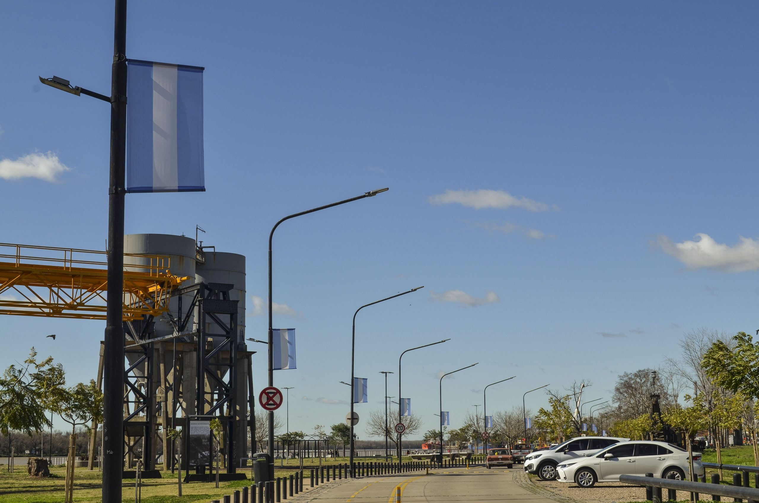Se renovaron las banderas argentinas en toda la extensión de la calle Senador Sala