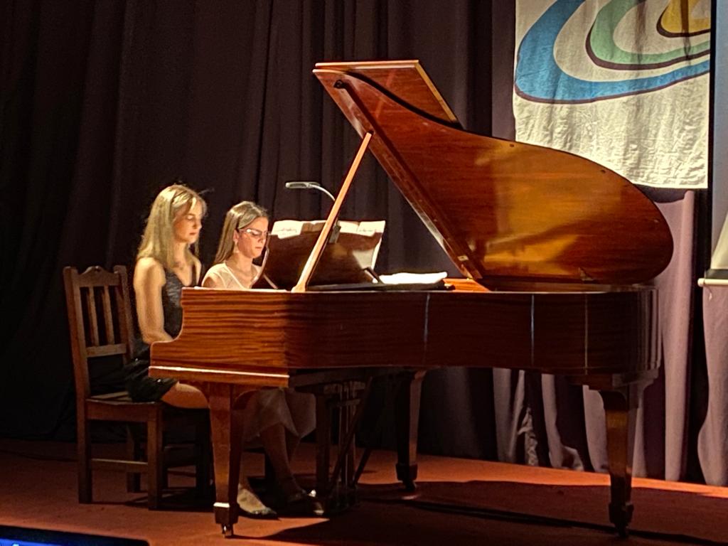 Las pianistas Cecilia Frías y Carla Vazzana presentaron tres grandes obras