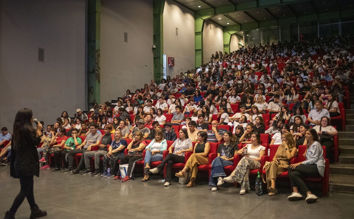 Más de 500 alumnos de 3º año de escuelas públicas y privadas colmaron el auditorio de Tenaris