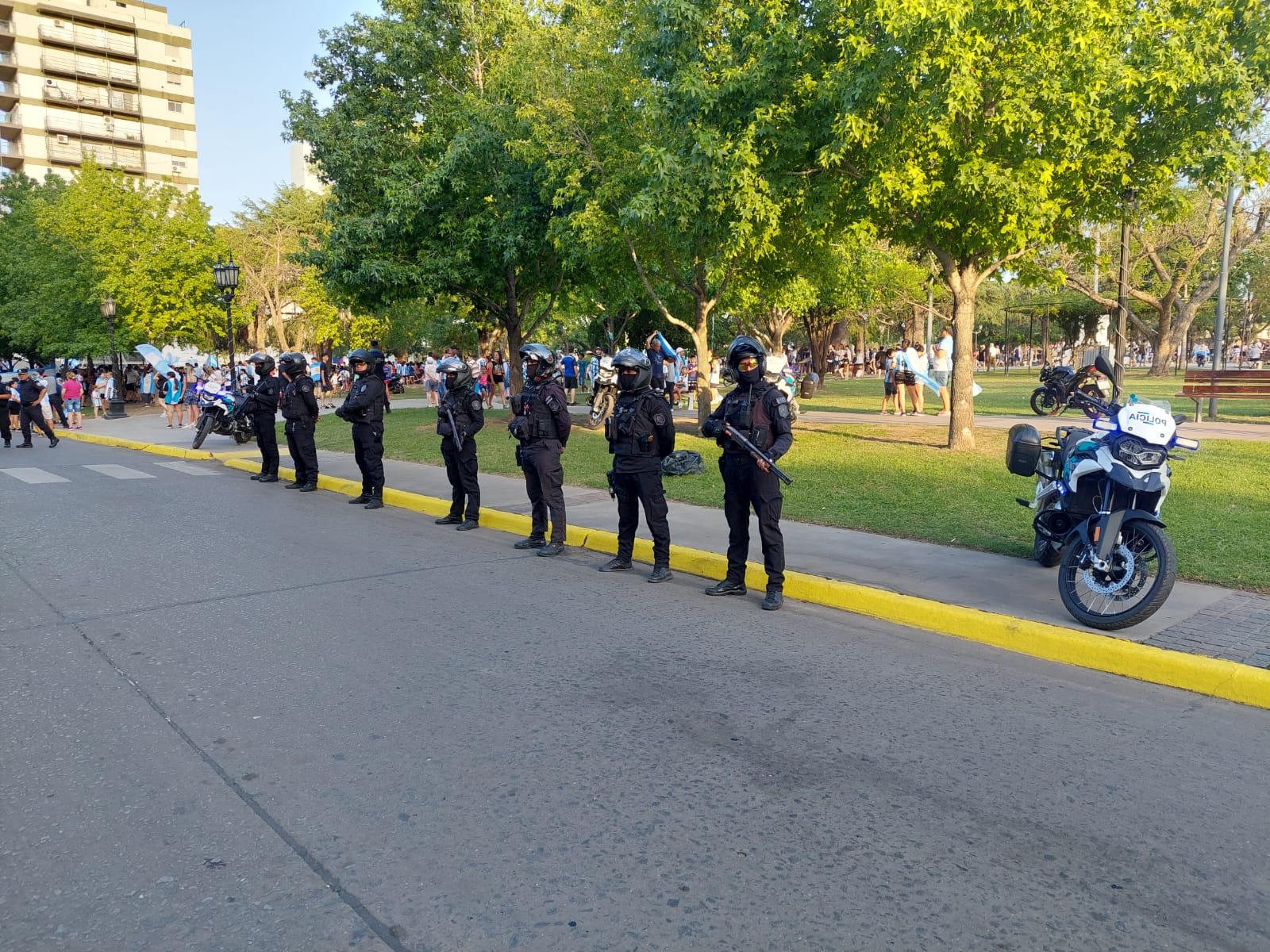 Efectivos policiales se apostaron sobre la Plaza Eduardo Costa y la avenida Rocca