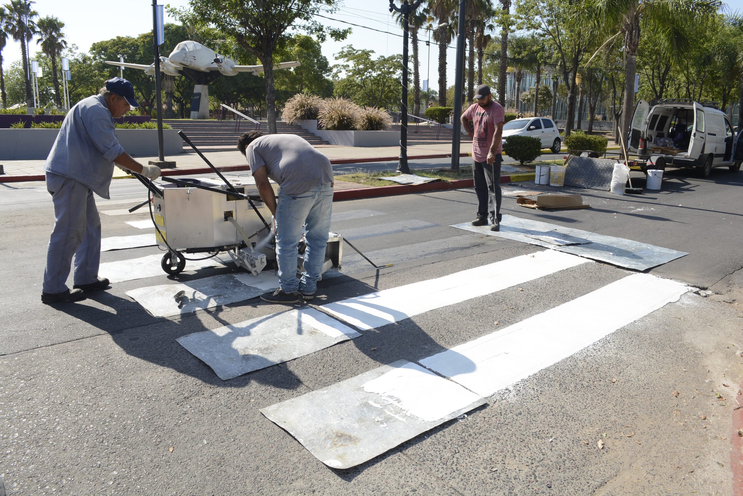 Con el pintado de las sendas peatonales, el Municipio avanza con la puesta en valor de la avenida Varela