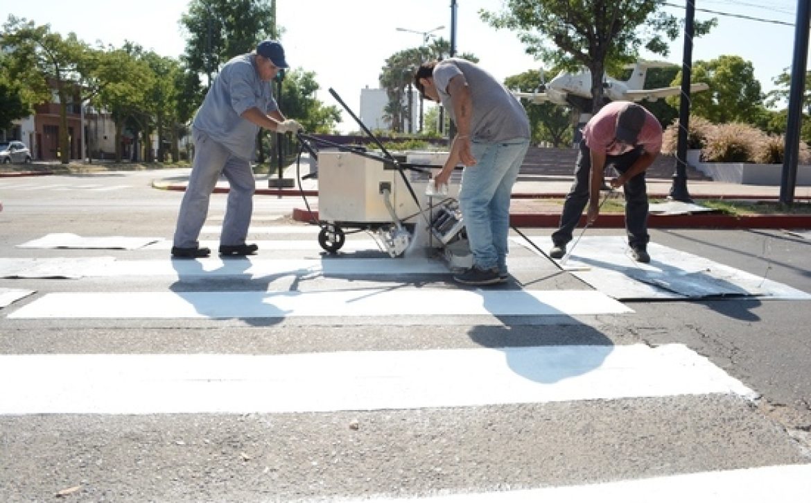 El Municipio avanza con los trabajos de demarcación vial en avenida Varela