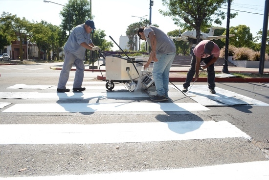 El Municipio avanza con los trabajos de demarcación vial en avenida Varela