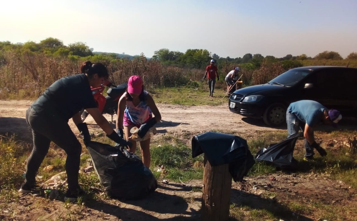 Los voluntarios del Club de Jóvenes realizaron un gran operativo de limpieza a fin de contribuir con la flora y la fauna del lugar