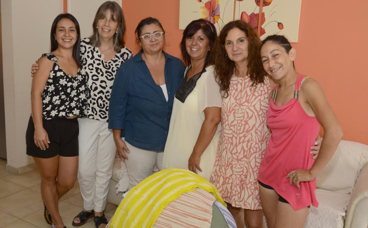 La profesora Andrea Burgueño es la mentora del grupo de tejedoras