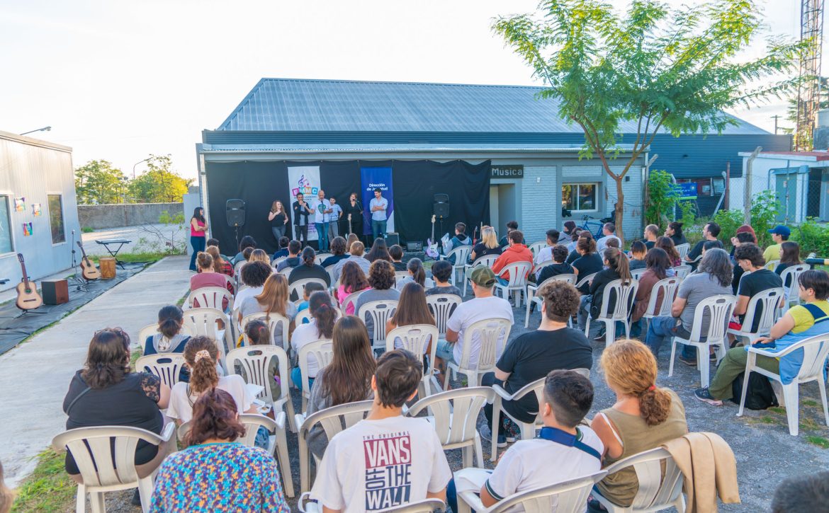 El evento se realizó en el patio de Campana Joven, con la presencia de alumnos y familiares