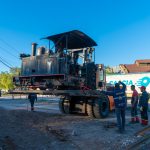 Trasladaron la locomotora de la familia Córdova a la nueva plazoleta del Museo Ferroviario en la Costanera
