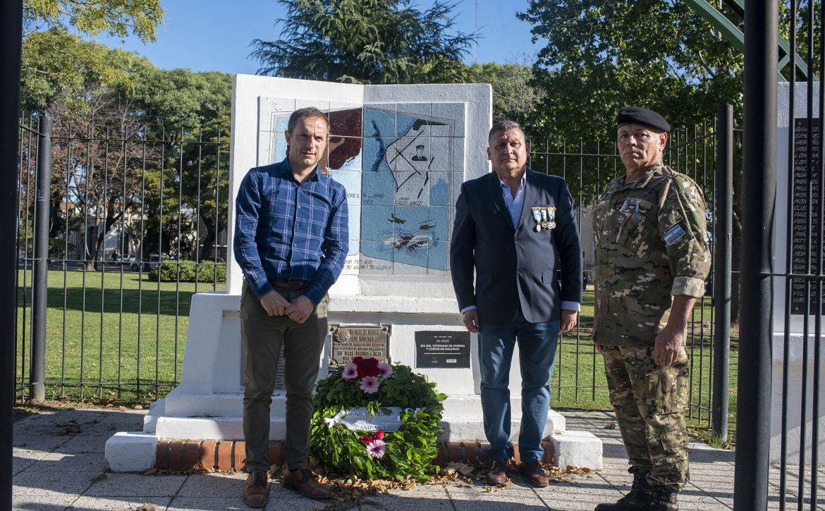 Abella, Córdova y Hereñú colocaron una ofrenda floral en el monumento a los héroes de la Guerra de Malvinas (1)