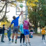 El básquet gana adeptos en el espacio público y a través de la Escuela Municipal
