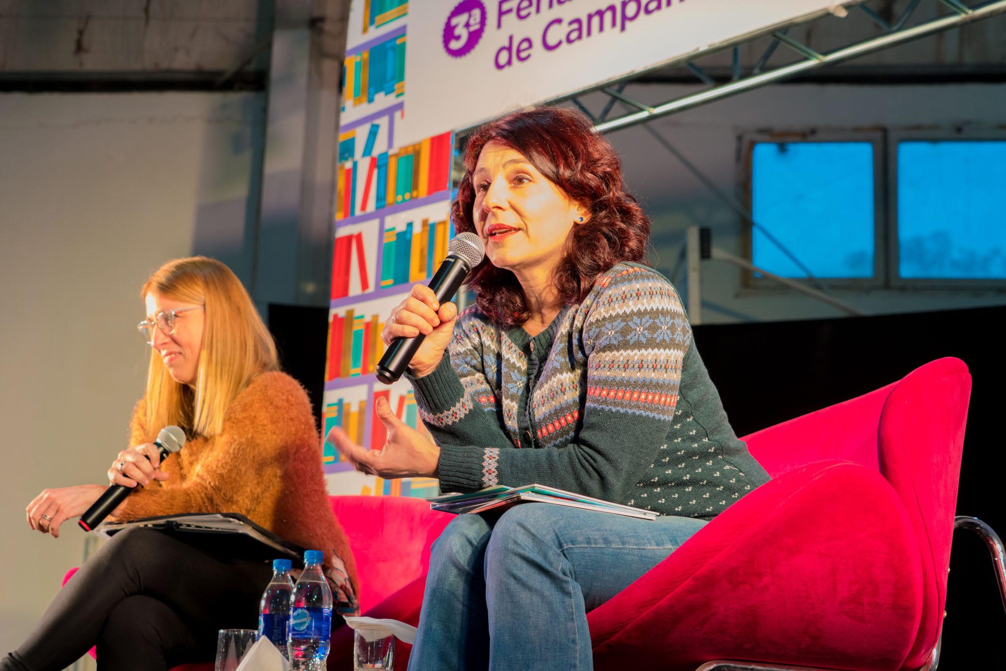 Este domingo, la escritora infantil Magela Demarco expuso junto a la licenciada en Educación, Ivana Rugini