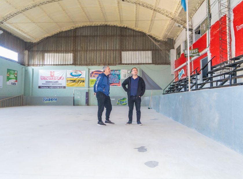 Abella comprobó las obras que se realizaron en el techo y la renovación de la tradicional cancha de Baby Fútbol