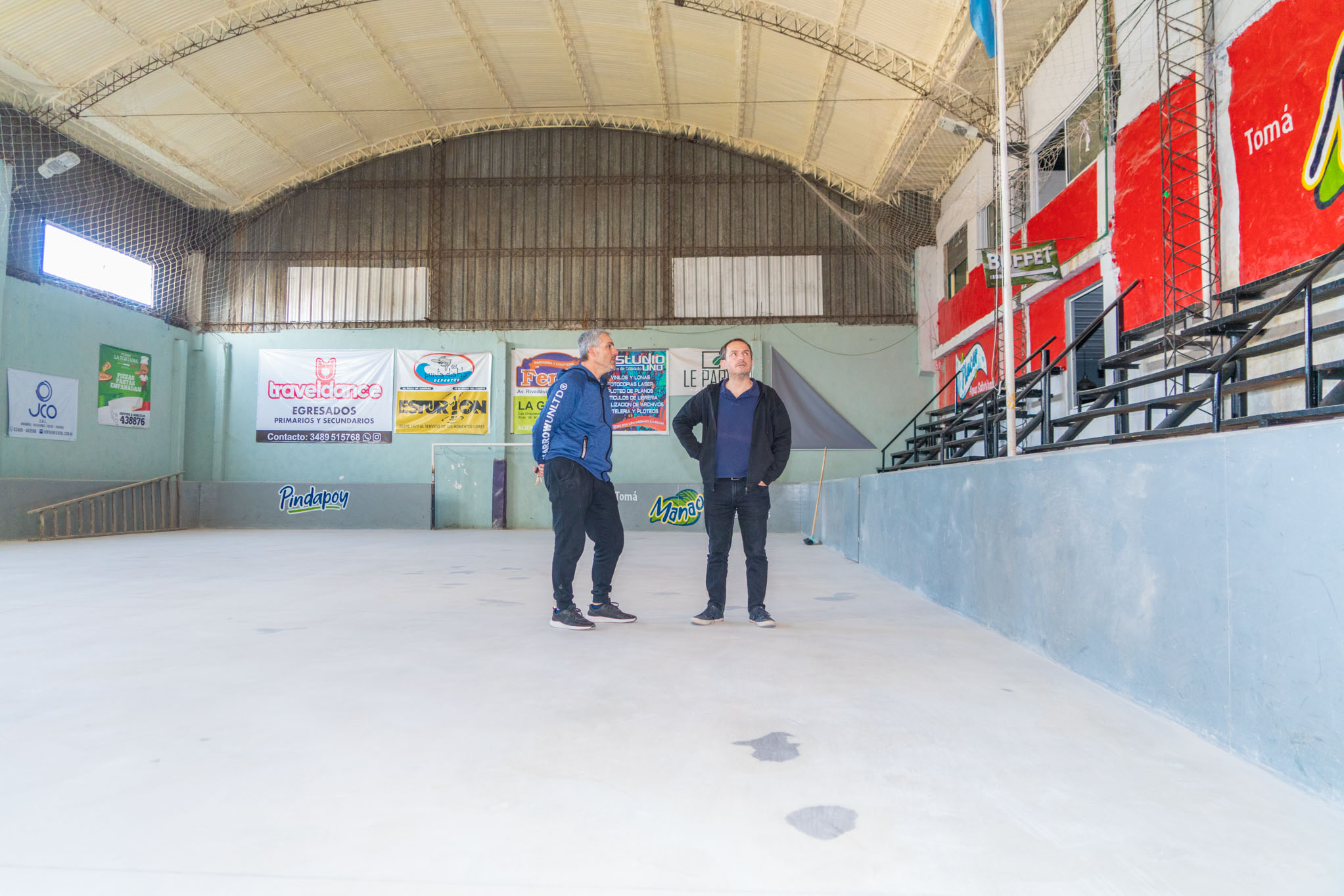 Abella comprobó las obras que se realizaron en el techo y la renovación de la tradicional cancha de Baby Fútbol