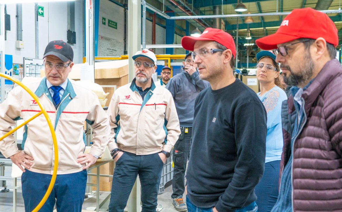 Durante la visita a la planta, el jefe comunal también conoció los procesos de producción de Toyota Boshoku