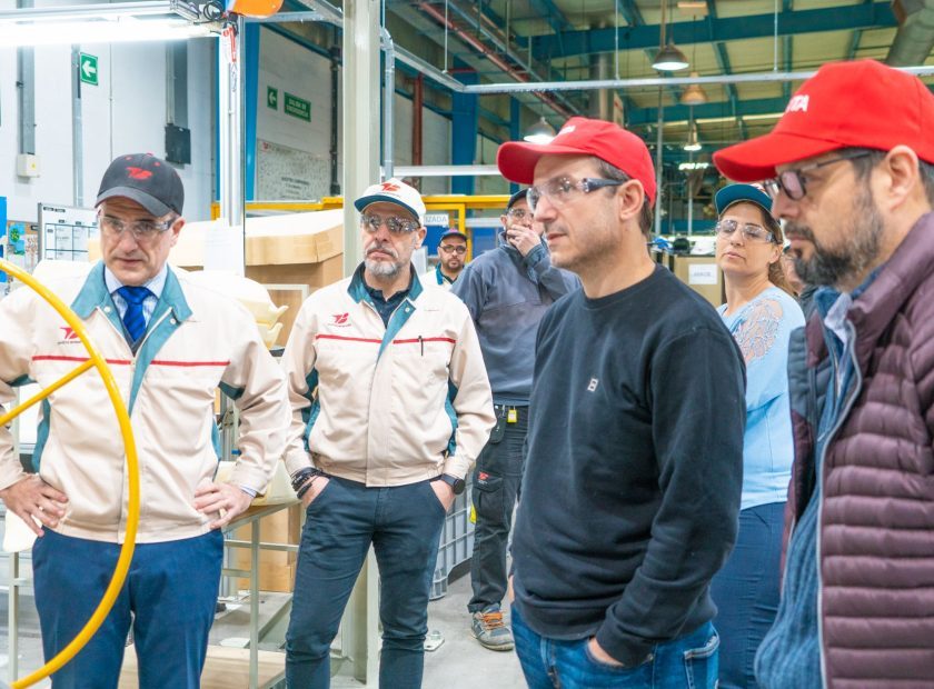Durante la visita a la planta, el jefe comunal también conoció los procesos de producción de Toyota Boshoku