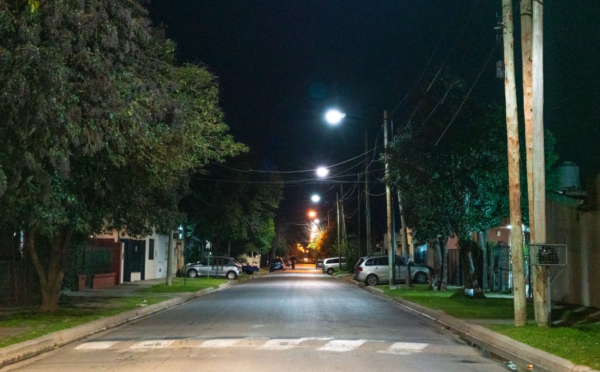 Los trabajos para reforzar la iluminación se llevan adelante en distintos barrios de la ciudad