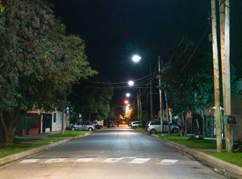 Los trabajos para reforzar la iluminación se llevan adelante en distintos barrios de la ciudad